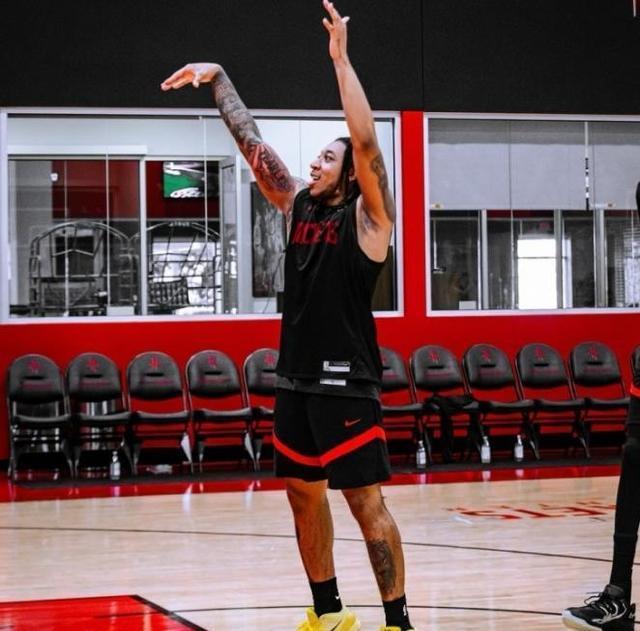 在篮板保护, 对阵老鹰队, 合同